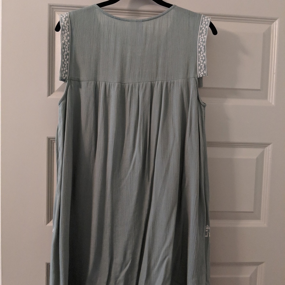 Sweet sage green embroidered shift dress - pretty! - Picture 3 of 7